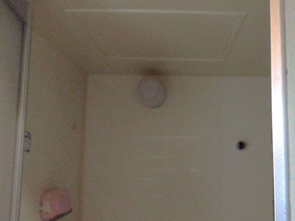 浴室の電球が破裂？！