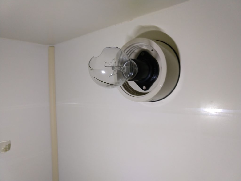 IMG_20220725_112936238-1024x768 浴室の電球が破裂？！