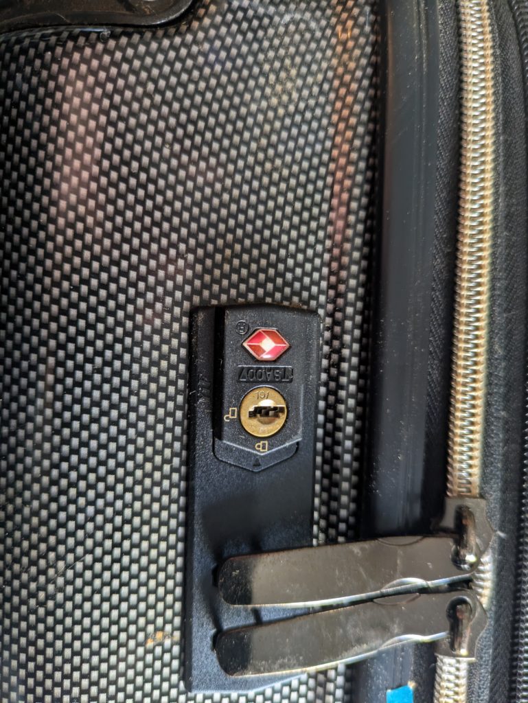 スーツケースがあきまへん